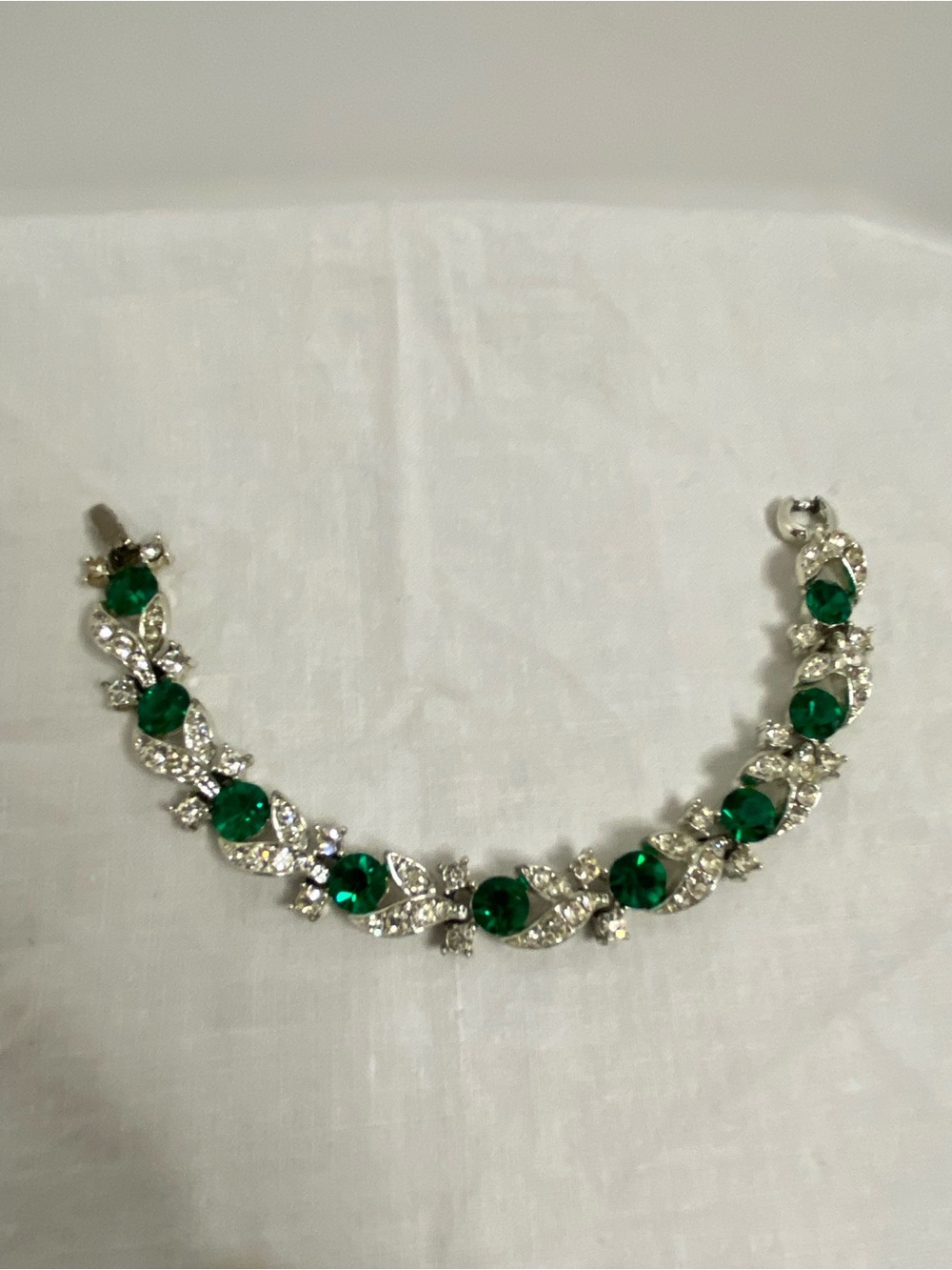 Vintage Lisner Emerald Green Clear Rhinestone Leaf Bracelet Silver Tone 7”